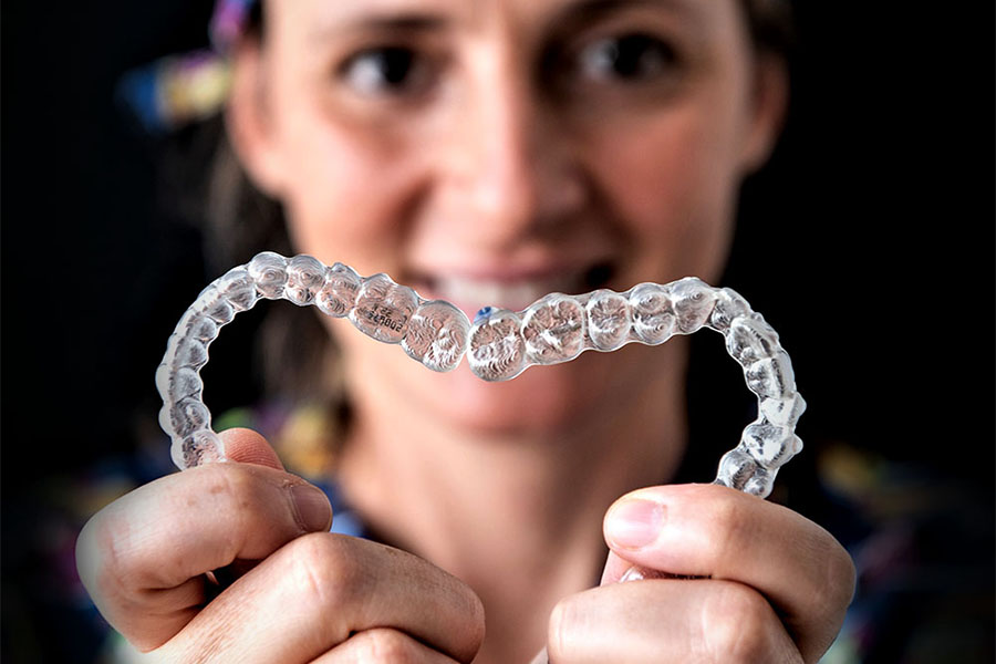Invisalign-sfondo-nero
